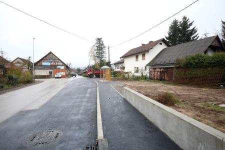 DOLENJE JEZERO NOVO AVTOBUSNO POSTAJALIŠČE 13 FOTO LJUBO VUKELIČ